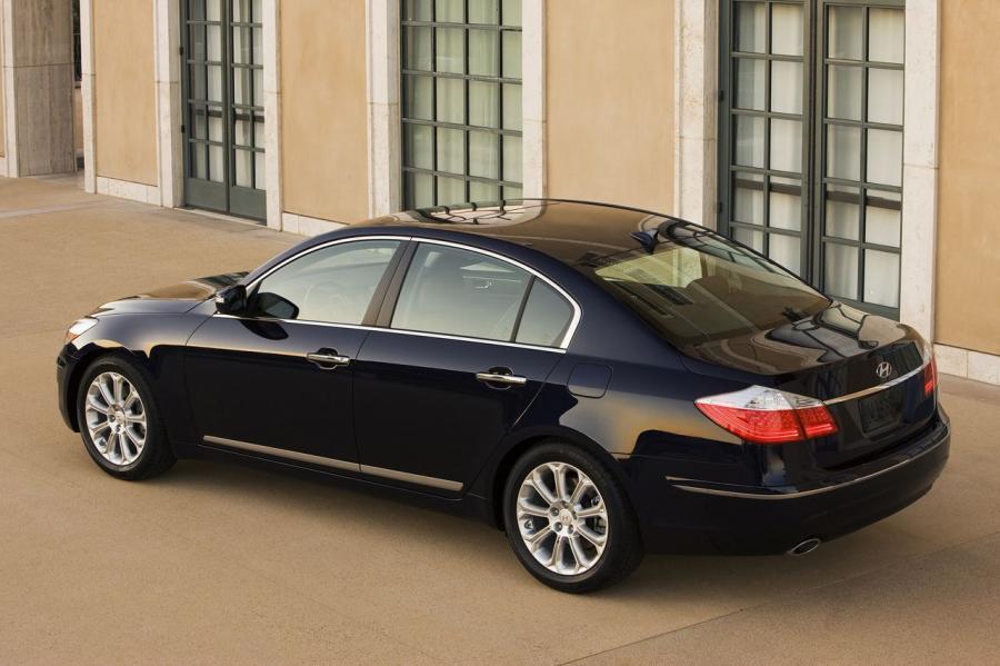  Hyundai Genesis Sedan 2009 года  (фото 3 из 47)